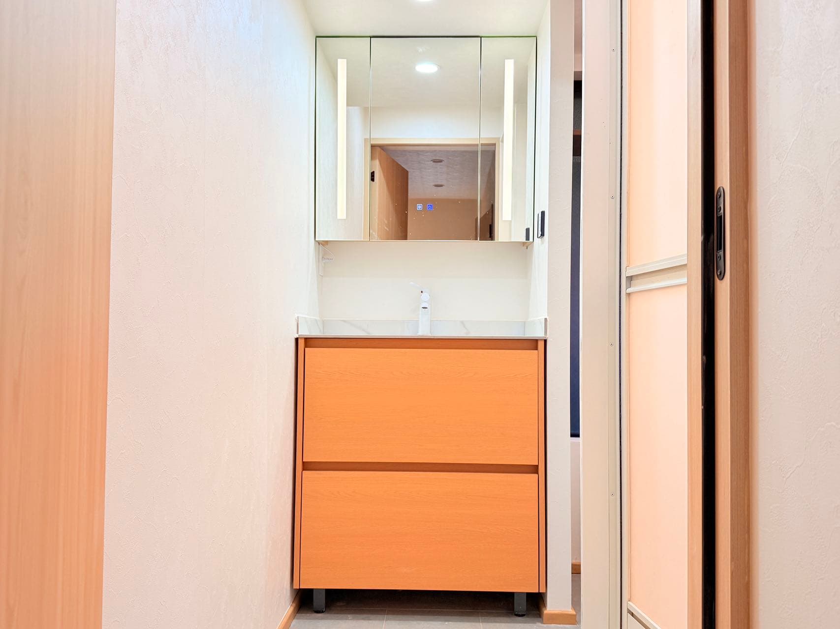 Homestay vanity sink